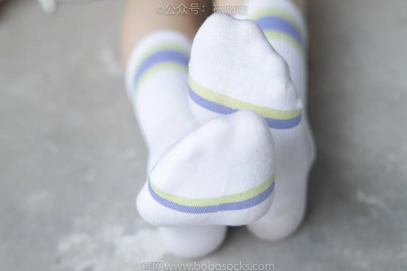 [BoBoSocks袜啵啵]NO.025 熊熊-安踏运动鞋、白色棉袜（踩脏）、裸足 [146P]插图3